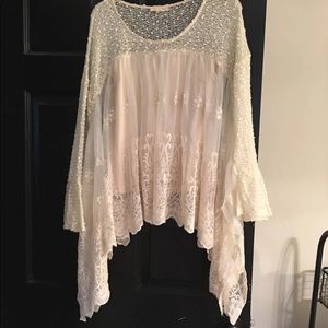 Cream lace with bell sleeve in Euc